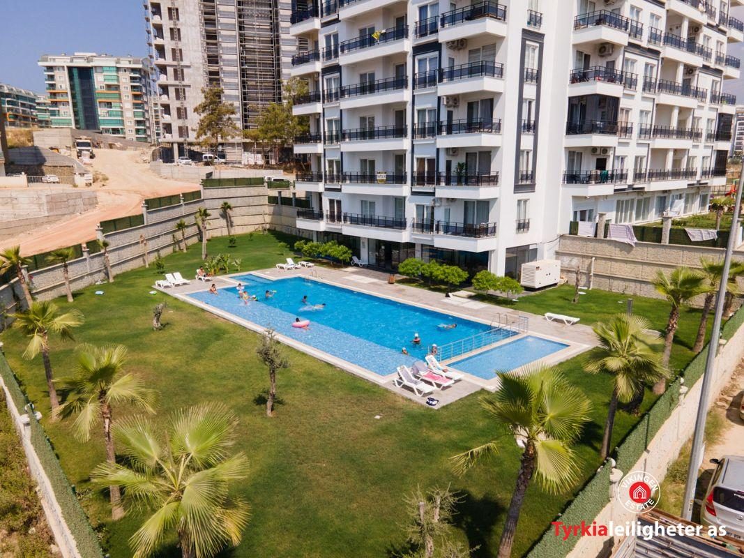 Pool und Fassade